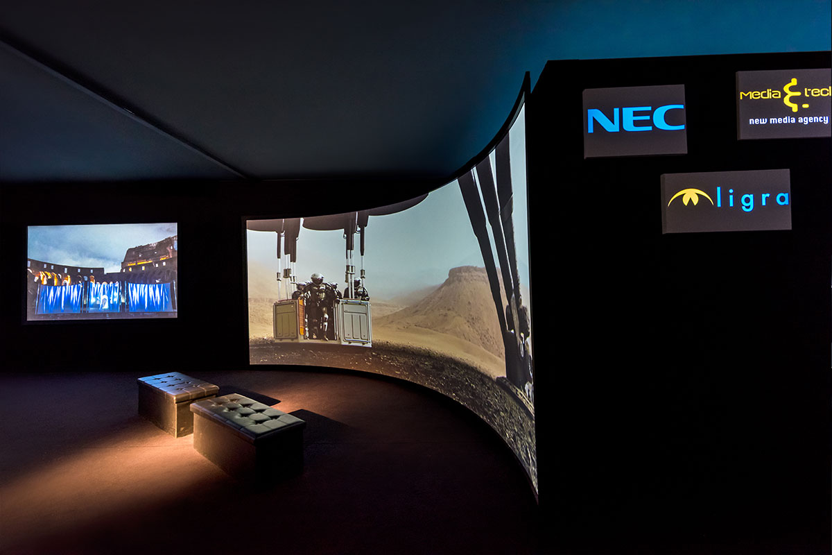 Proiezione curva ShowRoom Neo Tech